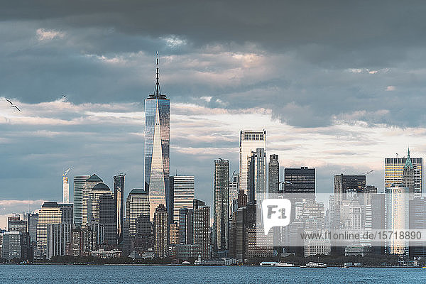 USA  New York  Skyline von Manhattan mit One World Trade Center