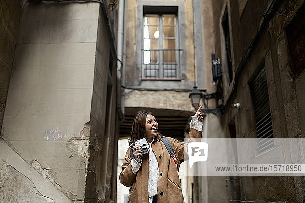Glückliche junge Frau erkundet die Stadt  Barcelona  Spanien