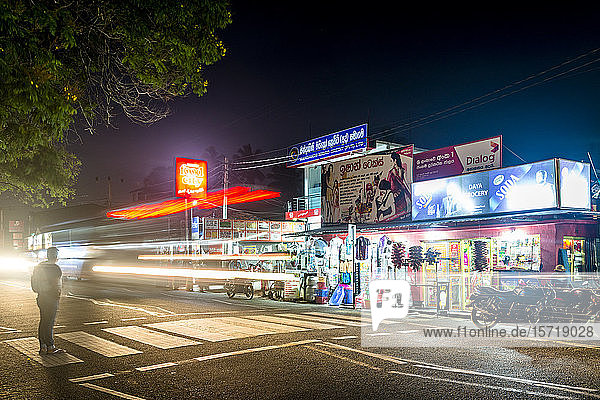 Sri Lanka  Südprovinz  Tissamaharama  Verkehr und beleuchtete Geschäfte bei Nacht
