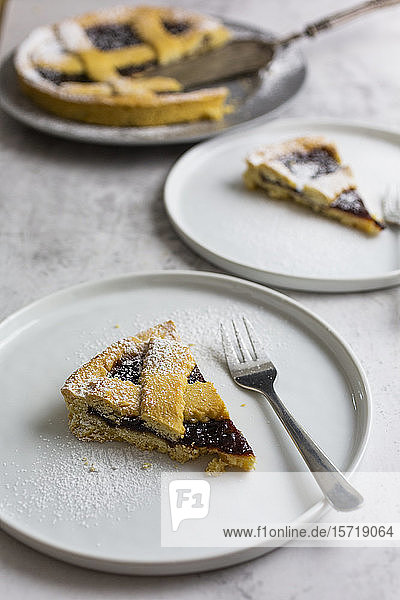 Scheibe hausgemachter Kuchen mit Pflaumenmarmelade