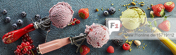 Sortierte Eiscreme auf Kugel und frische Früchte