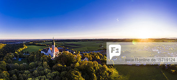 Deutschland, Bayern, Oberbayern, Pfaffenwinkel, Ammersee, Abtei Andechs bei Sonnenaufgang