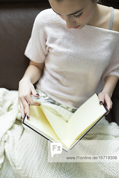 Weiblicher Teenager liest ein Buch