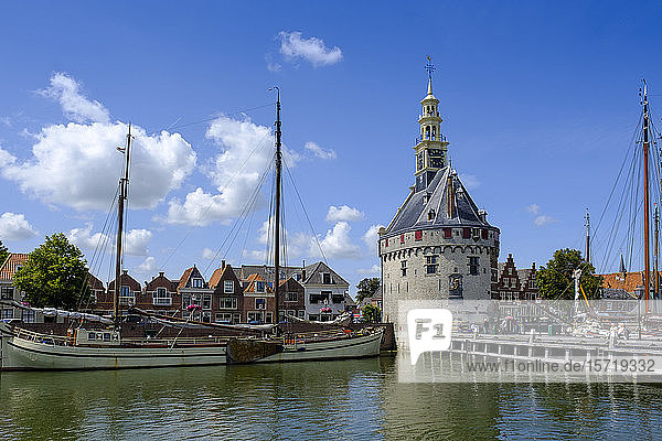 Niederlande  Nordholland  Hoorn  Segelschiff vor Hoofdtoren festgemacht