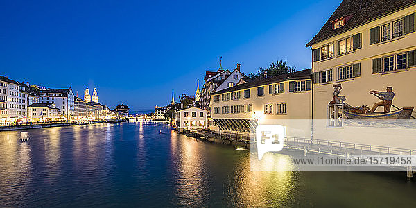 Schweiz  Kanton Zürich  Zürich  Limmat und Bezirk Schipfe bei Nacht