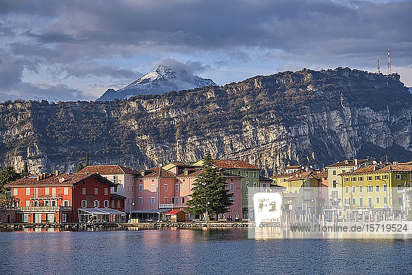Italien  Trentino  Nago-Torbole  Küstenstadt am Ufer des Gardasees mit Klippe im Hintergrund
