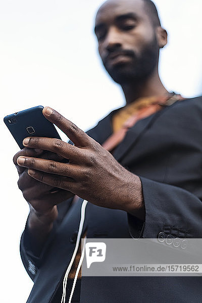 Hand eines Geschäftsmannes mit Smartphone  Nahaufnahme