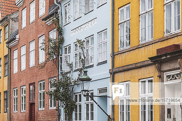 Dänemark  Kopenhagen  Reihe von bunten Wohngebäuden