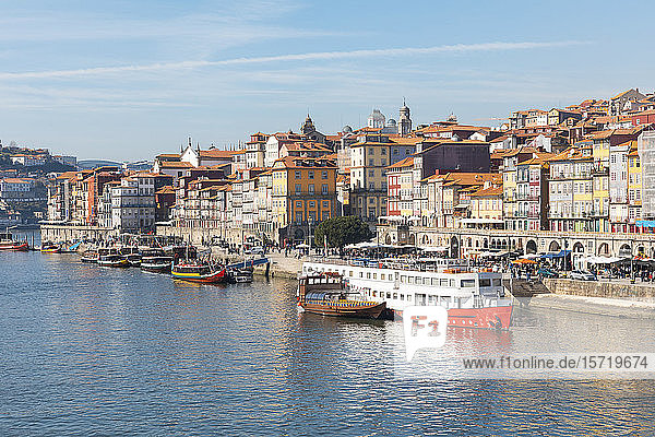 Portugal  Distrikt Porto  Porto  Boote am Douro-Fluss vertäut mit Stadtgebäuden im Hintergrund