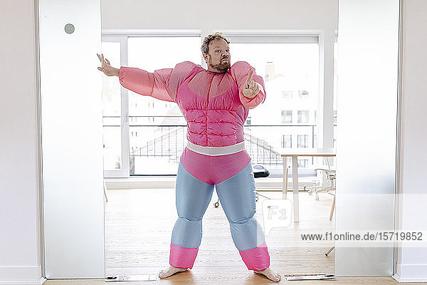 Türsteher im Büro in rosa Bodybuilder-Kostüm