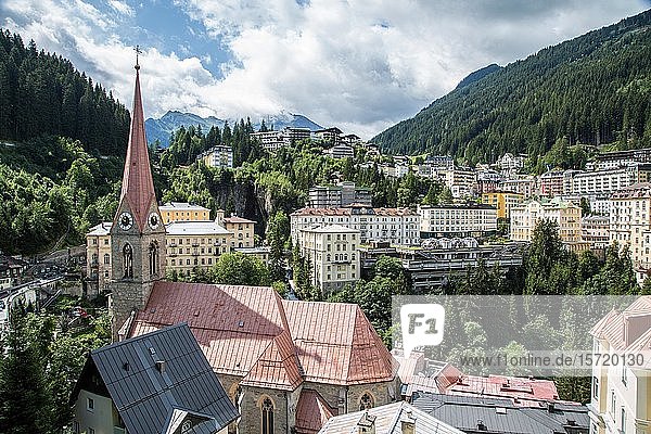 Blick auf das Dorf mit Kirche  Bad Gastein  Nationalpark Hohe Tauern  Österreich  Europa