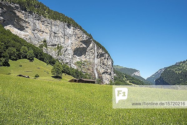 Berglandschaft im Lauterbrunnental mit Staubbachfall  Lauterbrunnen  Berner Oberland  Schweiz  Europa