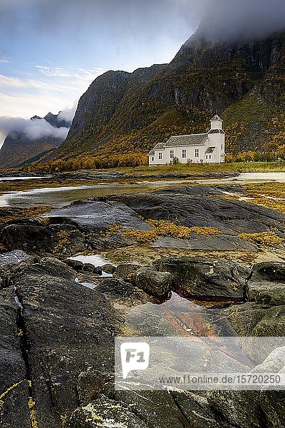 Kirche Gimsoy Küste Herbst Lofoten Norwegen Europa