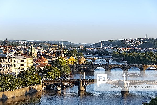 Stadtansicht mit Brücken über die Moldau  Karlsbrücke mit Altstädter Brückenturm  Prag  Böhmen  Tschechische Republik  Europa