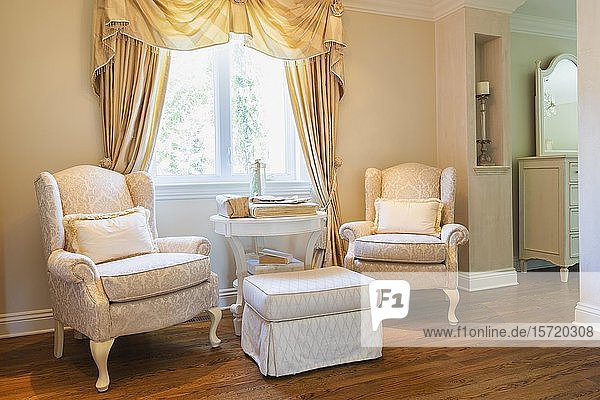 Gepolsterte Sessel  Ottomane und Tisch in einem luxuriösen Wohnhaus  Quebec  Kanada  Nordamerika