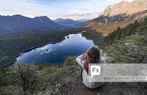 Frau blickt über Eibsee und Zugspitzmassiv mit Zugspitze Luftaufnahme Panorama Wettersteingebirge bei Grainau Oberbayern Bayern Deutschland Europa