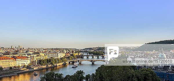 Stadtansicht mit Brücken über die Moldau  Karlsbrücke  Prag  Böhmen  Tschechische Republik  Europa