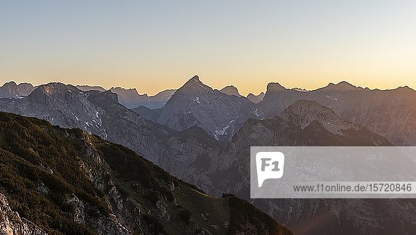 Berglandschaft  Bergsilhouetten bei Sonnenuntergang  Karwendelgebirge  Tirol  Österreich  Europa