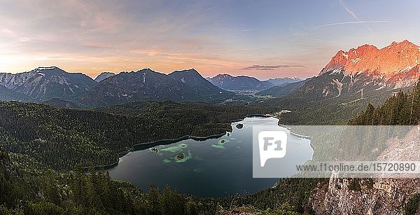 Eibsee und Zugspitzmassiv mit Zugspitze  Panorama bei Sonnenuntergang  Alpenglühen  Wettersteingebirge  bei Grainau  Oberbayern  Bayern  Deutschland  Europa