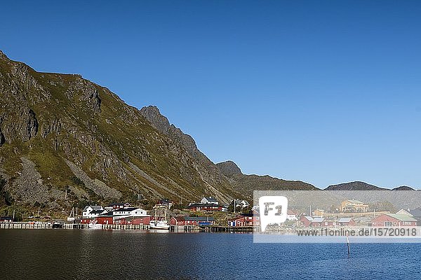 Häuser und Hafen von Ballstad Insel Vestvagoy Lofoten Norwegen Europa