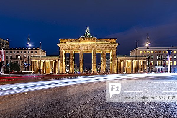 Traces of light in front of the Brandenburg Gate at dusk  Pariser Platz  Berlin  Germany  Europe