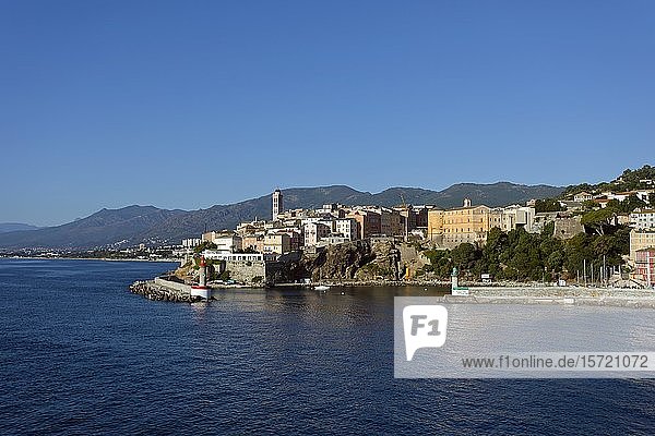 Stadtansicht mit Hafen  Küstenstadt Bastia  Mittelmeer  Koriska  Frankreich  Europa