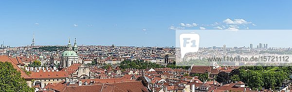 Stadtansicht  Blick vom Hradschin über die Stadt mit der St.-Nikolaus-Kirche  Prager Kleinseite  Prag  Tschechische Republik  Europa