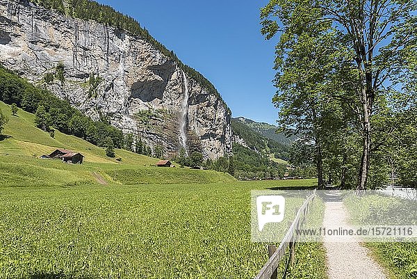 Berglandschaft im Lauterbrunnental mit Staubbachfall  Lauterbrunnen  Berner Oberland  Schweiz  Europa
