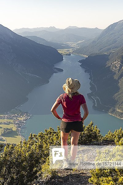Young hiker  woman looking into the distance  view from Bärenkopf mountain to Lake Achen  left Seebergspitze and Seekarspitze  right Rofan Mountains  Tyrol  Austria  Europe