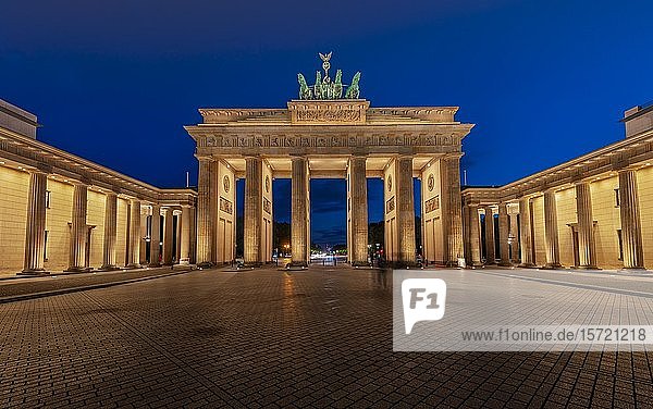 Brandenburg Gate with Quadriga at dusk  Pariser Platz  Berlin  Germany  Europe