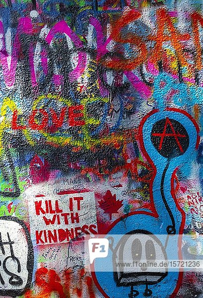 Kill it with Kindness  buntes Graffiti an der John-Lennon-Mauer  Prag  Böhmen  Tschechische Republik  Europa