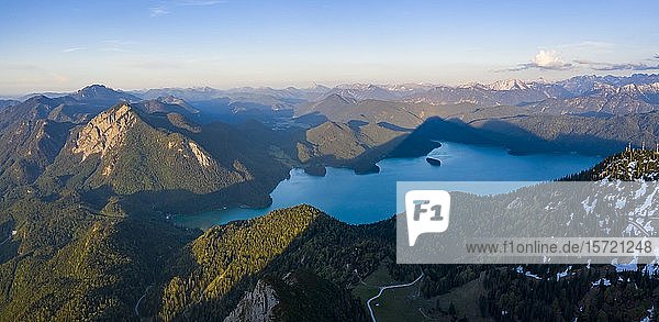 Bergpanorama  Blick vom Herzogstand zum Walchensee  Alpen  Oberbayern  Bayern  Deutschland  Europa
