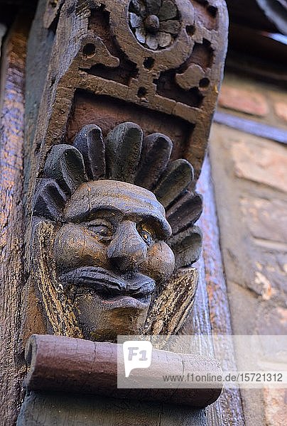 Geschnitztes Gesicht auf Holzbalken aus Hans Raffns Haus aus dem Mittelalter Engelshaus in Ystad Schonen Schweden Europa