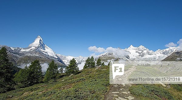 Blick auf das schneebedeckte Matterhorn und die umliegenden Berge  5-Seen-Wanderweg  Zermatt  Berner Oberland  Schweiz  Europa