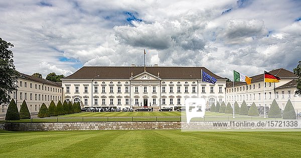 Schloss Bellevue mit europäischer  irischer und deutscher Flagge  Amtssitz des deutschen Bundespräsidenten  Berlin  Deutschland  Europa