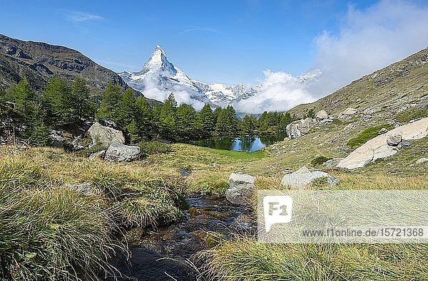 Schneebedecktes Matterhorn  Gebirgsbach mündet in den Grindijsee  Wallis  Schweiz  Europa