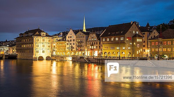 Fluss Limmat mit Blick auf die Altstadt in der Abenddämmerung  Zürich  Schweiz  Europa