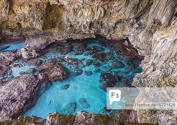Touristen schnorcheln in den Avaiki Gezeitenbecken Südpazifik Niue Ozeanien