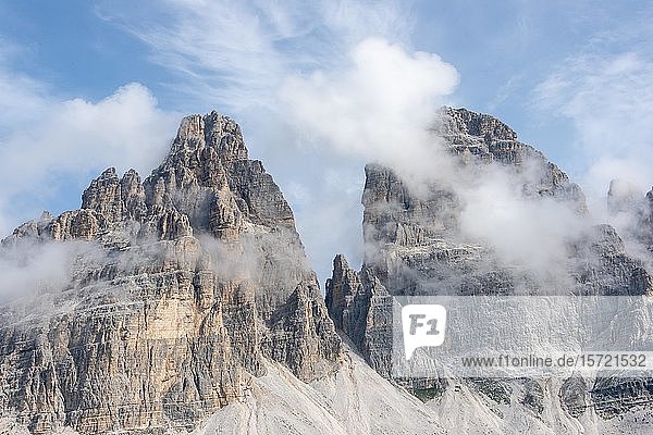 Drei Lavaredo-Gipfel  wolkenverhangene Bergspitzen  Südwand  Sextner Dolomiten  Belluno  Italien  Europa