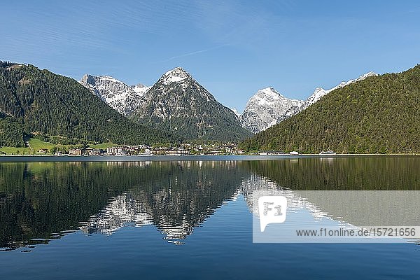 Blick auf Pertisau  hinter den Bergen Dristenkopf und Falzthurnjoch  Achensee  Tirol  Österreich  Europa