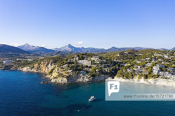 Luftaufnahme  Blick auf die Felsenküste Costa de la Calma und Santa Ponca mit Hotels  Costa de la Calma  Region Caliva  Mallorca  Balearen  Spanien  Europa