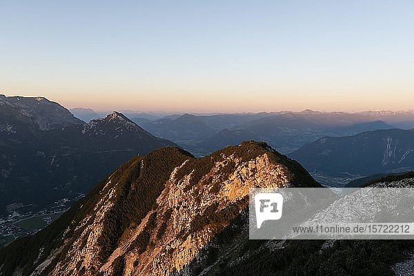 Berglandschaft im Abendlicht  Sonnenuntergang  Alpen  Karwendelgebirge  Tirol  Österreich  Europa