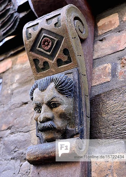 Geschnitztes Gesicht auf Holzbalken aus Hans Raffns Haus aus dem Mittelalter Engelshaus in Ystad Schonen Schweden Europa