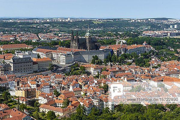 Blick vom Petrin-Park auf den Veitsdom und die Prager Burg  Malá Strana  Prag  Böhmen  Tschechische Republik  Europa