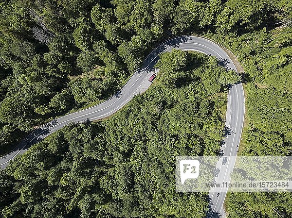 Serpentine  Kurve einer Landstraße durch Nadelwald im Gebirge von oben  Luftbild  Kochel  Oberbayern  Bayern  Deutschland  Europa