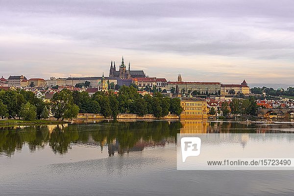 Stadtansicht  Fluss Vltava  Karlsbrücke mit Prager Burg und Veitsdom  Prag  Böhmen  Tschechische Republik  Europa