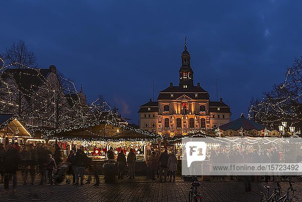 Weihnachtsmarkt mit Beleuchtung am Rathaus in der Abenddämmerung  Lüneburg  Niedersachsen  Deutschland  Europa