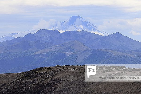 Blick vom Vulkan Batea Mahuida auf den Vulkan Llaima in Chile  nahe Villa Pehuenia  Provinz Neuquén  Argentinien  Südamerika