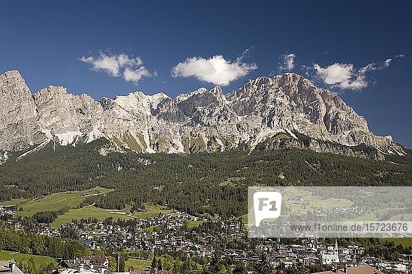 Cortina d'Ampezzo mit Cristallo-Gruppe  Dolomiten  Italien  Europa