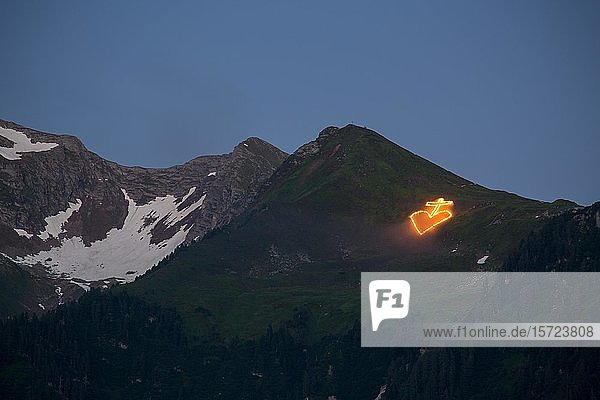 Sonnwendfeuer auf Almwiese unter Gipfel  bei Mayrhofen  Zillertal  Tirol  Österreich  Europa